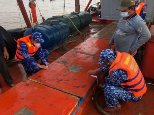 Bắt giữ tàu cá vận chuyển 60.000 lít dầu không rõ nguồn gốc