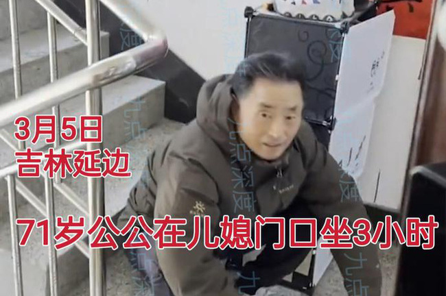 Con dâu vội mở cửa sau khi đọc được tin nhắn của bố chồng rồi bật khóc nức nở