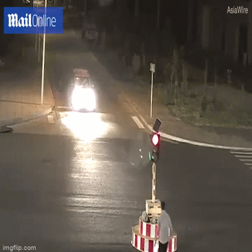 Video: Chờ đèn đỏ quá lâu, tài xế tức tối làm một việc ngay giữa ngã tư