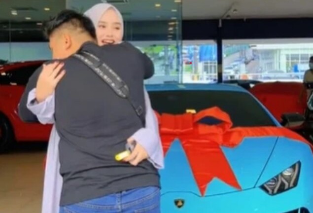 Vợ bầu “chơi lớn” tặng chồng xe sang 11 tỷ vì lý do cực bất ngờ