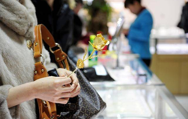 “Nữ quái” hẹn hò với 6 người đàn ông cùng lúc và cái kết đắng ngắt