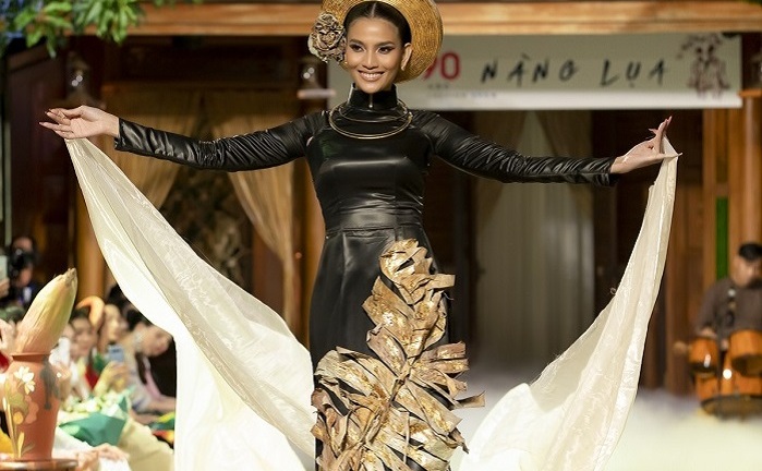Trương Thị May mặc áo dài vải Lãnh Mỹ A, mở màn show thời trang Đinh Văn Thơ