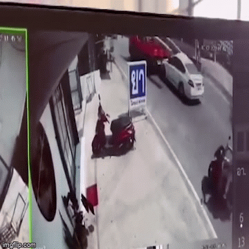 Video: Tài xế thoát chết thần kỳ khi cột điện đâm xuyên kính chắn gió