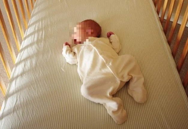 Mẹ đi chợ để con ở nhà một mình, lúc về suýt ngất vì cảnh tượng hãi hùng