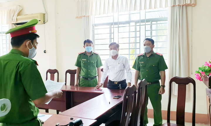 Bắt tạm giam chủ quán karaoke cho vay lãi nặng ở Hậu Giang