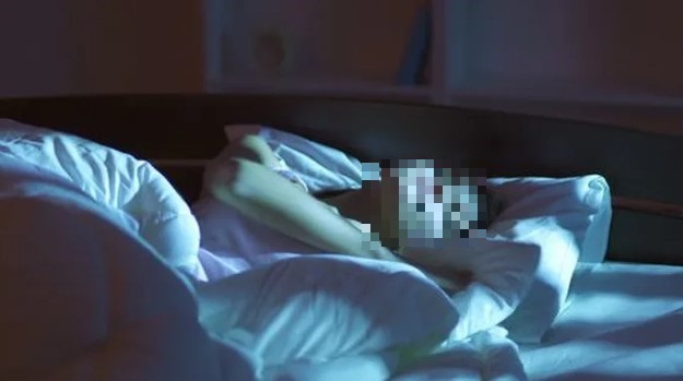 Vợ đang ngủ cạnh chồng bỗng thấy bị sờ soạng, mở mắt liền phát hiện chuyện kinh hoàng