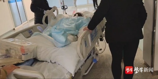 Người vợ được chồng liều mạng bảo vệ trong đám cháy qua đời, để lại 3 con thơ mồ côi