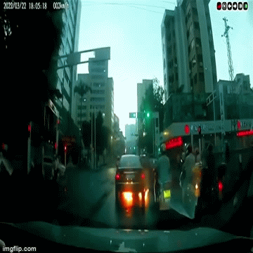 Ô tô bất ngờ bốc cháy khi dừng đợi đèn đỏ, cảnh tượng sau đó gây hoảng sợ tột độ