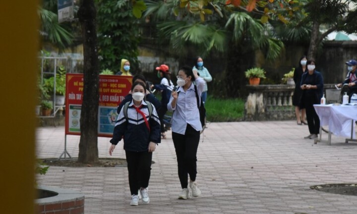 Hà Nội: Học sinh lớp 7-12 được ăn bán trú khi đi học trực tiếp