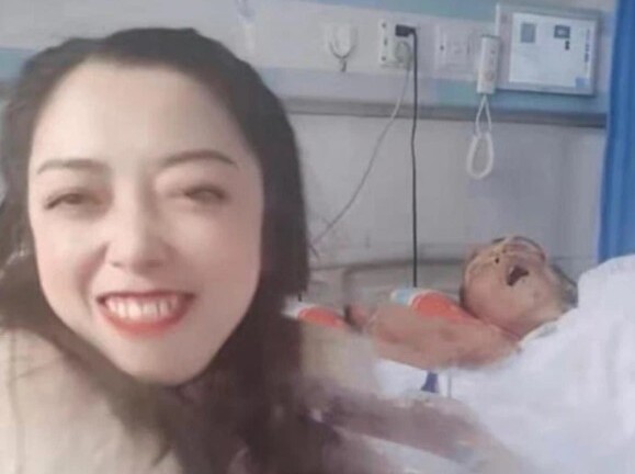 Chồng bệnh nặng nằm liệt giường, vợ có hành động khiến dân tình xôn xao