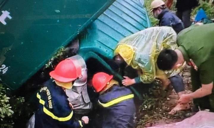 Hà Nội: Kịp thời cắt cabin ô tô cứu 2 người mắc kẹt sau tai nạn giao thông