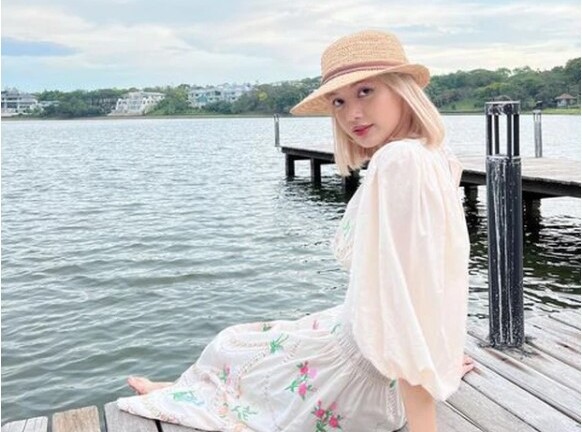 Lisa (BLACKPINK) diện váy hoa nữ tính, nhan sắc ra sao mà khiến 8 triệu người ngây ngất?