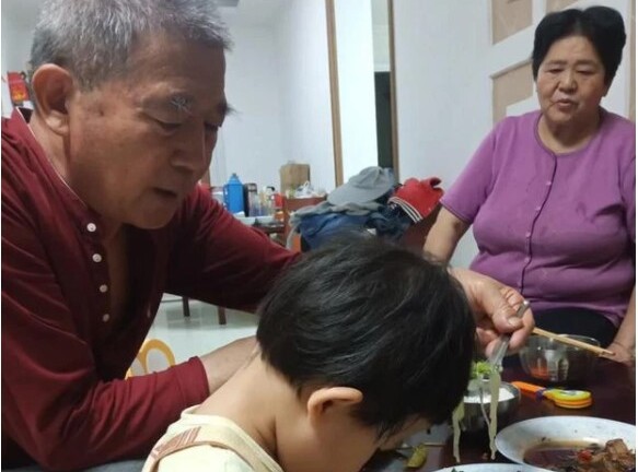 Cặp vợ chồng bất ngờ đón con gái ở tuổi gần 70 