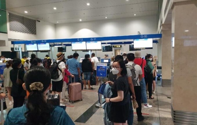 Sân bay Tân Sơn Nhất nhộn nhịp trong ngày đầu nghỉ lễ Giỗ Tổ Hùng Vương 2022