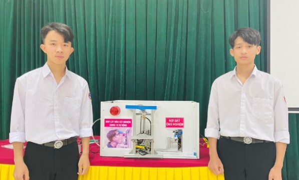 Hai nam sinh lớp 11 đạt giải quốc gia với máy lấy mẫu xét nghiệm COVID-19 tự động