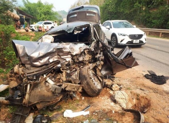 Sơn La: Xe con biến dạng sau va chạm với xe tải, 3 người thương vong
