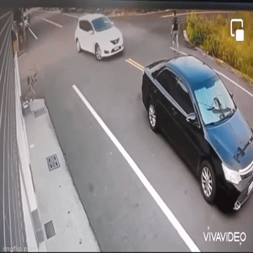 Video: Thanh niên chặn đường phá xe người khác và cái kết “chạy té khói”