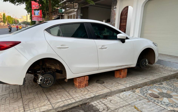 Hy hữu xe ô tô đậu trước cửa nhà bị kẻ gian lấy mất 4 bánh