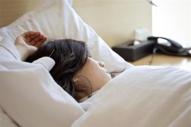 Đi ngủ khi tóc còn ướt có tác hại ra sao?