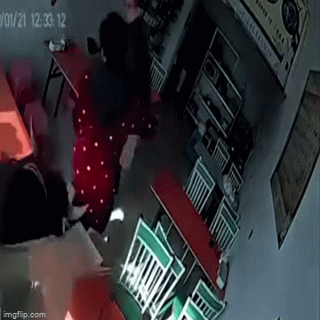 Video: Hoảng hồn cảnh trâu “điên” đuổi theo vào tận quán ăn, húc ngã 2 người