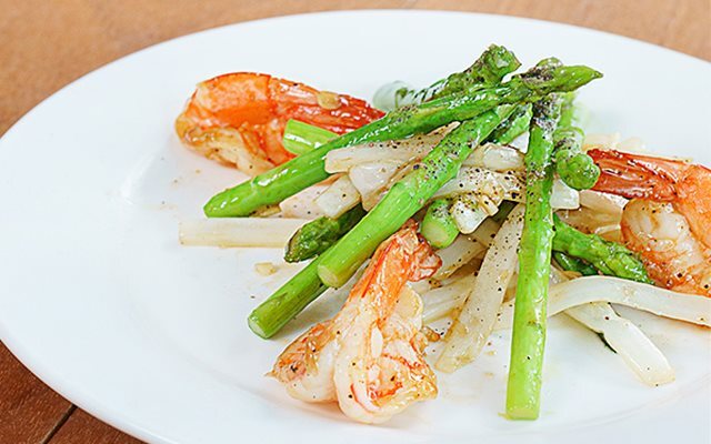 Mách chị em cách làm món tôm xào măng tây cực thơm ngon