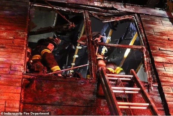 Khói đen bao trùm cả căn hộ, mẹ làm liều ném 2 con từ cửa sổ tầng cao để thoát thân