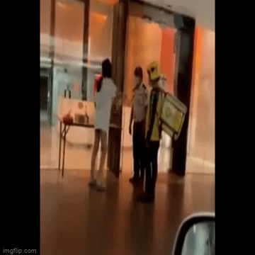 Video: Cô gái tức tối hất trà sữa vào người shipper, lý do khiến dân tình phẫn nộ