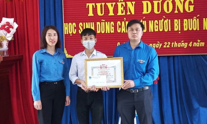 Nam sinh Nghệ An dũng cảm lao xuống hồ sen cứu em nhỏ bị đuối nước