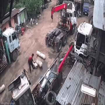 Hoảng hốt cảnh bình khí nén phát nổ, lao như tên lửa qua ngôi nhà