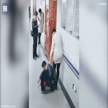 Chồng lấy lưng làm ghế cho vợ bầu ngồi nghỉ ở hành lang bệnh viện khiến dân mạng xôn xao