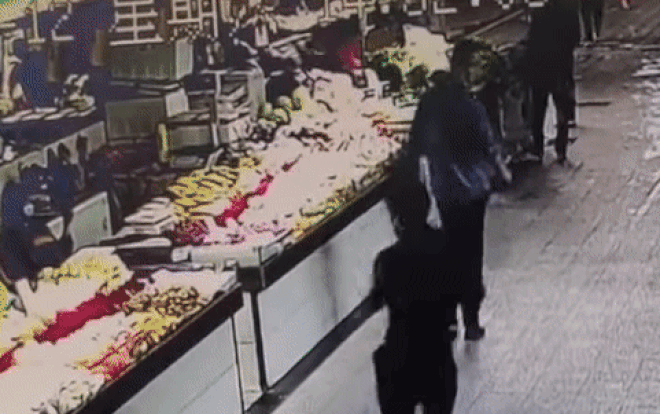 Cô gái hoảng hốt ôm chặt người đàn ông lạ giữa chợ vì lý do “dở khóc dở cười”