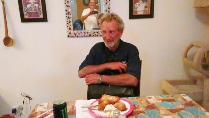 Vừa dự đám tang bạn được 2 tuần, người đàn ông hốt hoảng khi đối phương đứng trước cửa