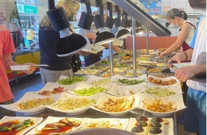 Nam doanh nhân bị đá phũ phàng sau bữa cơm bình dân khiến cõi mạng “dậy sóng”