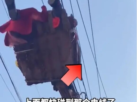 Nhóm bạn trói chú rể vào máy xúc, hành động sau đó bị chỉ trích dữ dội