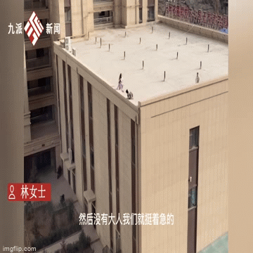 Thót tim cảnh nhóm trẻ vô tư trượt patin trên sân thượng tòa nhà cao tầng