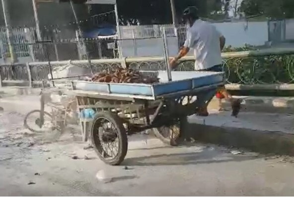 TP.HCM: Người bán rau củ tự đốt xe khi bị tổ công tác nhắc nhở