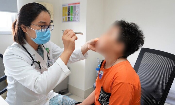 Lý do khiến bé trai bị chảy nước mũi có mùi hôi hơn 2 tháng không khỏi