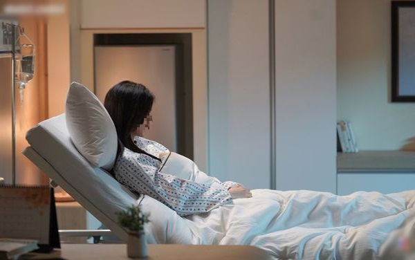 Mắt cô gái sưng đỏ, tiết dịch trắng vì sai lầm nhiều chị em mắc phải khi trang điểm