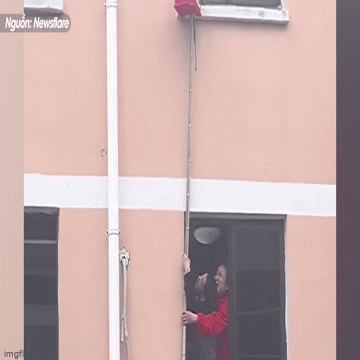 Video: Đôi vợ chồng già bất chấp nguy hiểm để cứu chú mèo bị bỏ đói