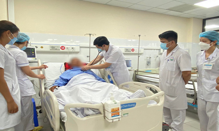 Hai vợ chồng phải đi cấp cứu vì hái nhầm lá ngón về đun nước uống