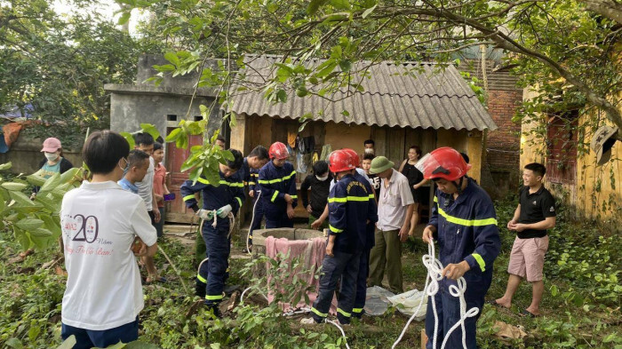 Cứu người đàn ông mắc kẹt nhiều ngày dưới giếng sâu ở Thanh Hóa