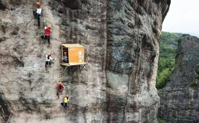 Cửa hàng tiện lợi cheo leo trên vách đá ở Trung Quốc