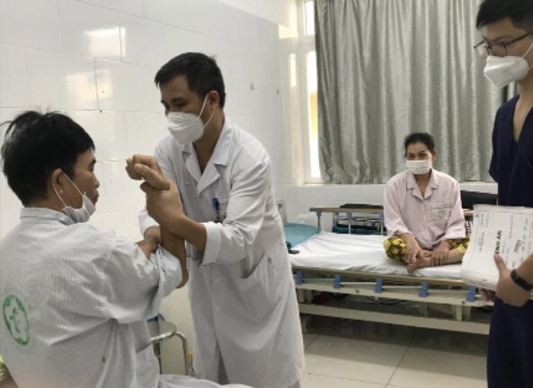 Đôi vợ chồng bị teo cơ, liệt toàn thân vì ăn hạt muồng tây phòng tiểu đường