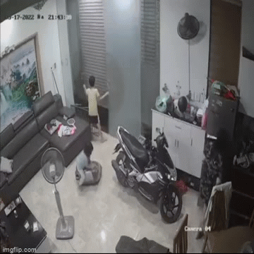 Thót tim cảnh cửa kính cường lực vỡ tung đúng lúc bé trai đang đóng lại