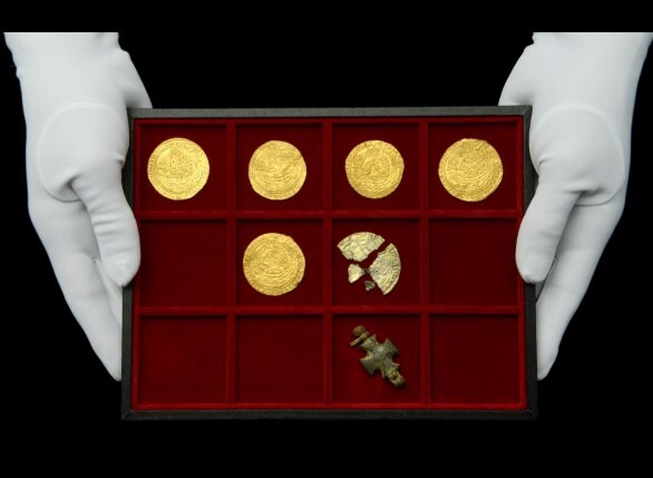 Đôi vợ chồng già tìm được “kho báu” nhờ mảnh vỡ trên cánh đồng