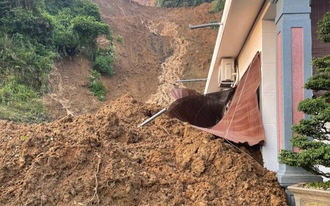 Giúp đỡ dọn nhà sau mưa lớn, 3 người bị tường sập đè tử vong