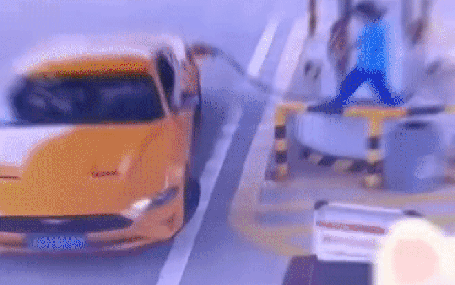 Ô tô vội vã phóng đi khi đang đổ xăng khiến nữ nhân viên gặp tai nạn kinh hãi