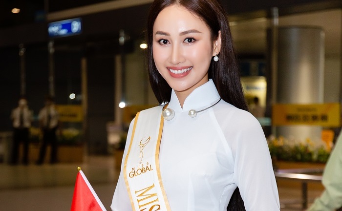 Đoàn Hồng Trang duyên dáng trong tà áo dài trắng lên đường dự thi Miss Global 2022
