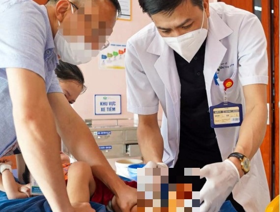 Bé 28 tháng tuổi dập nát bàn chân phải vì cổng trượt tự động