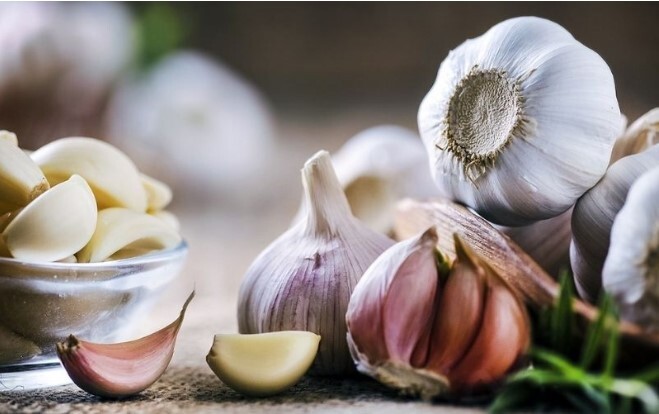 Đi chợ mua tỏi nên chọn củ trắng hay màu tía?